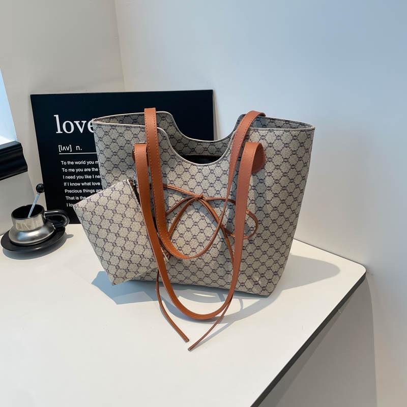 Сумка премиум-класса большой вместимости женская 2025 новая осенняя модная с принтом на плечо сумка-тоут для поездок на работу хаки
Сумка премиум-класса большой вместимости женская 2025 новая осенняя модная с принтом на плечо сумка-тоут для поездок на работу хаки