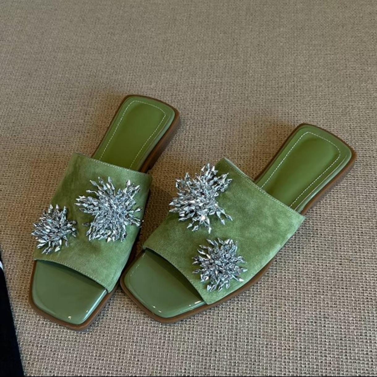 Niche metal fireworks one-word slippers women s 2025 summer new versatile black premium French flat sandals 35 зелёный
Niche metal fireworks one-word slippers women s 2025 summer new versatile black premium French flat sandals 35 зелёный