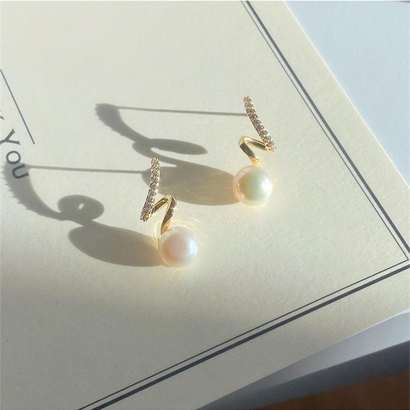 Elegant Pearl Drop Earrings with Curved Metal Design and Small Embedded Crystals for Women Fashion Jewelry Accessories
Elegant Pearl Drop Earrings with Curved Metal Design and Small Embedded Crystals for Women Fashion Jewelry Accessories