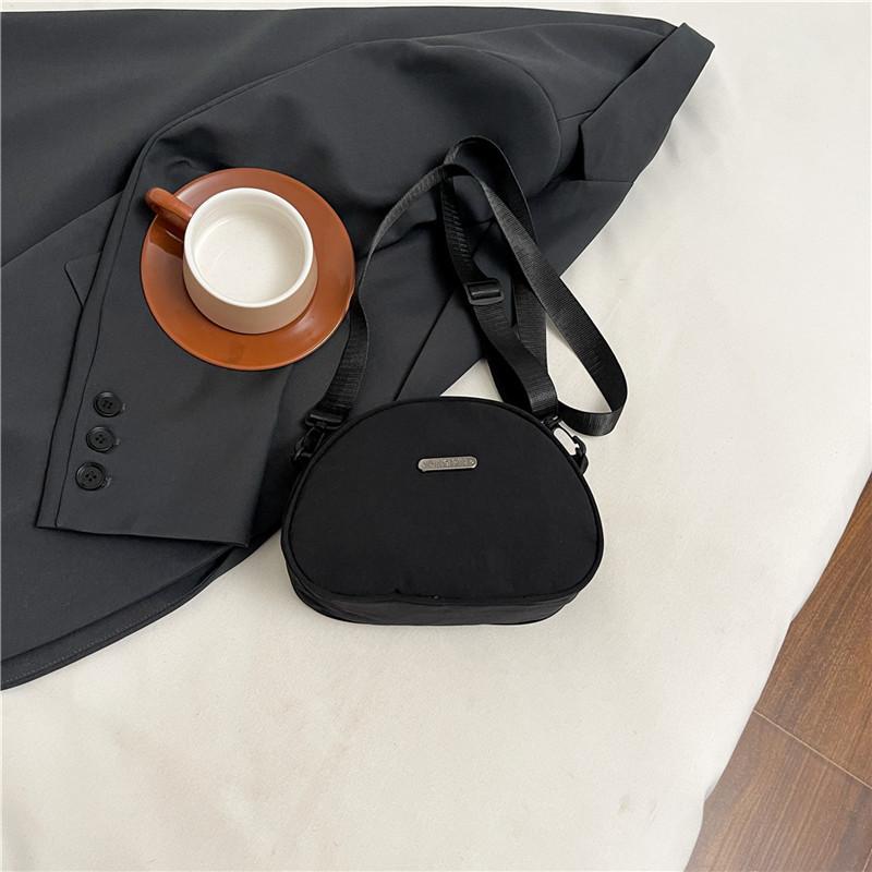 Новая вместительная простая повседневная однотонная портативная сумка через плечо из легкой ткани с широким плечевым ремнем сумка-мессенджер женская сумка чёрный
Новая вместительная простая повседневная однотонная портативная сумка через плечо из легкой ткани с широким плечевым ремнем сумка-мессенджер женская сумка чёрный