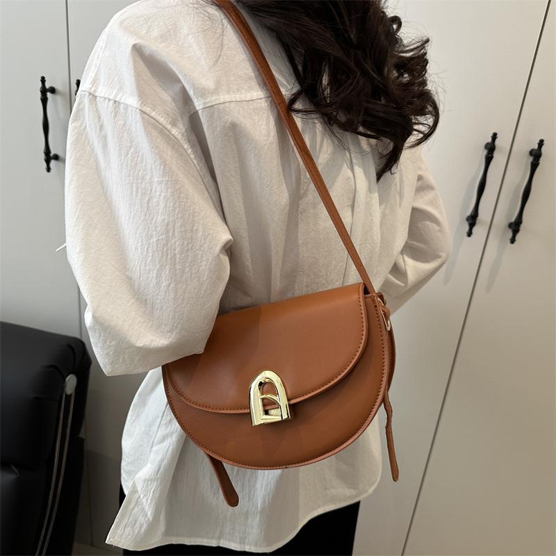 Temperament New Casual Large Capacity Fashion Lock Crossbody Saddle Portable One Shoulder Women s Bag чёрный
Temperament New Casual Large Capacity Fashion Lock Crossbody Saddle Portable One Shoulder Women s Bag чёрный