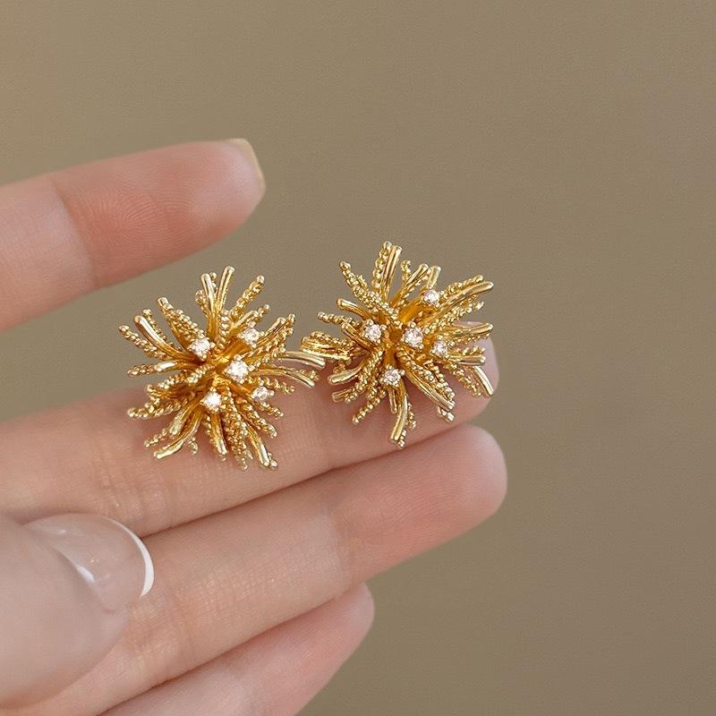 Zircon metal fireworks earrings women s retro senior sense autumn and winter temperament stud earrings niche unique light luxury versatile earrings
Zircon metal fireworks earrings women s retro senior sense autumn and winter temperament stud earrings niche unique light luxury versatile earrings
