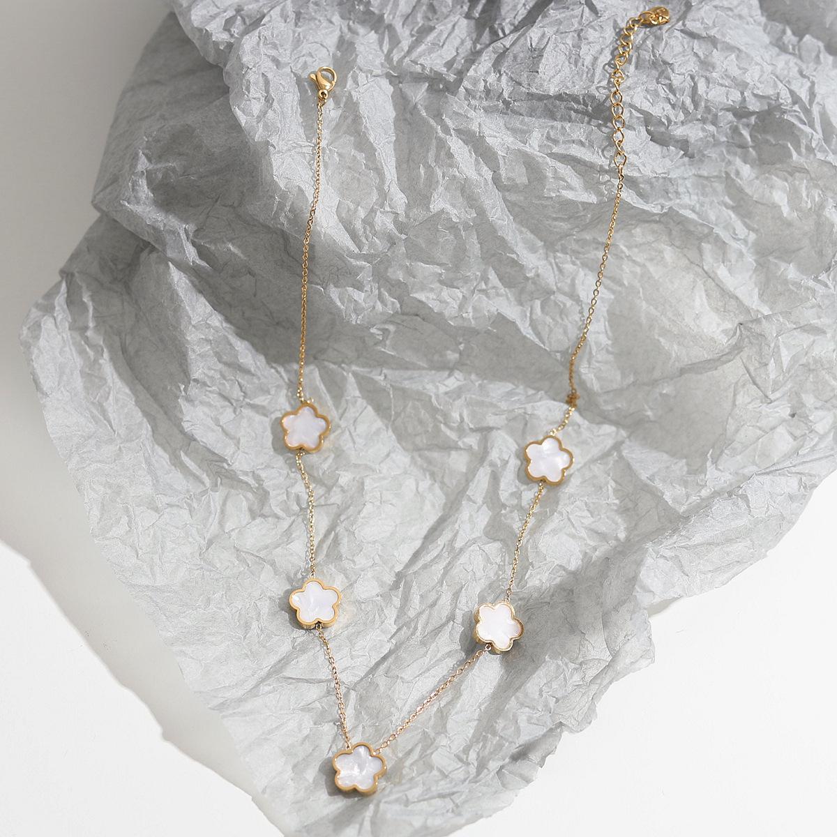 European & American Fashion Plum Blossom Choker: Luxury Double-Sided Titanium Flower Pendant Necklace for Women белый
European & American Fashion Plum Blossom Choker: Luxury Double-Sided Titanium Flower Pendant Necklace for Women белый