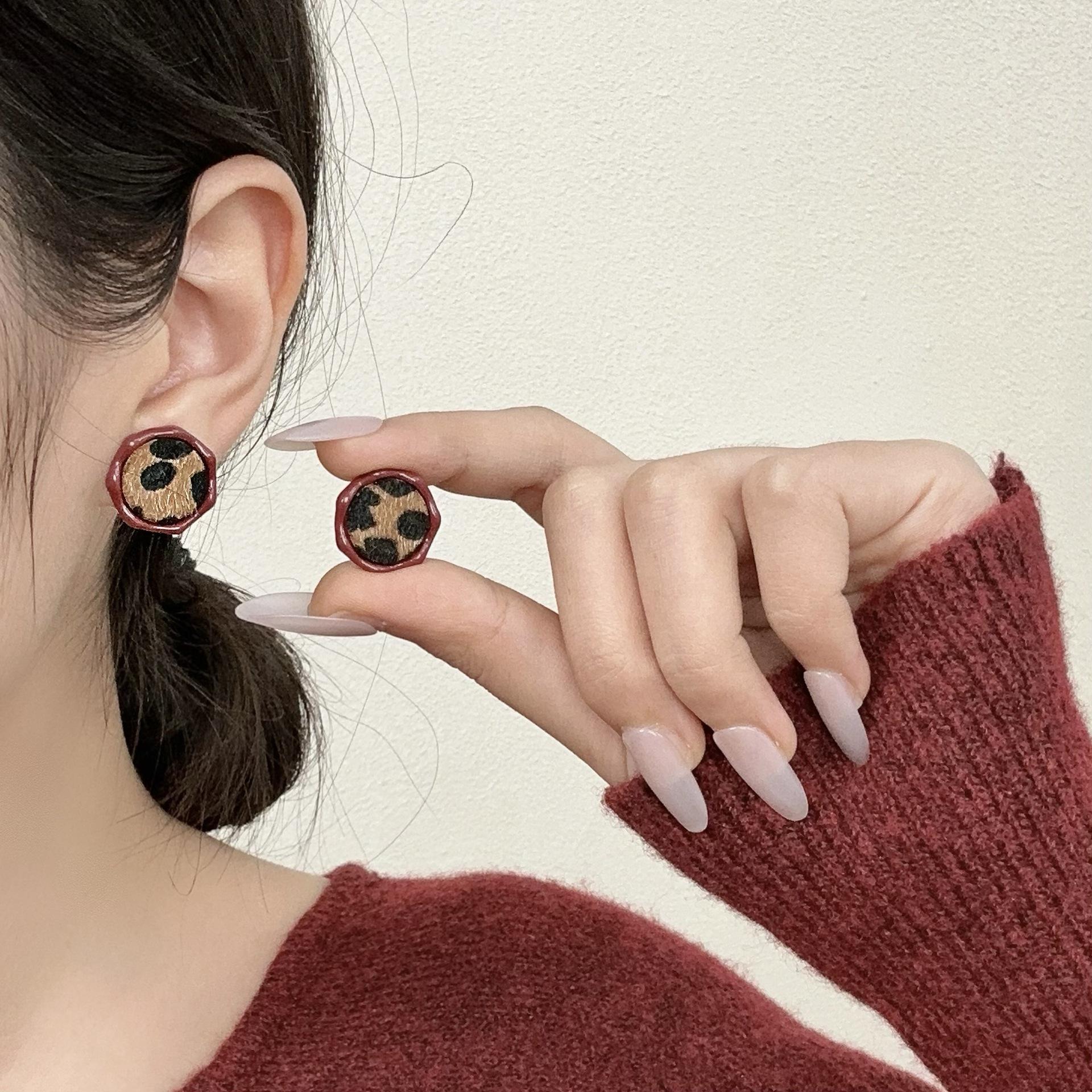 2026 Fashion Leopard Print Round Stud Earrings for Women Girl Exquisite Compact Small Earrings Daily Commute Jewelry Accessories
2026 Fashion Leopard Print Round Stud Earrings for Women Girl Exquisite Compact Small Earrings Daily Commute Jewelry Accessories