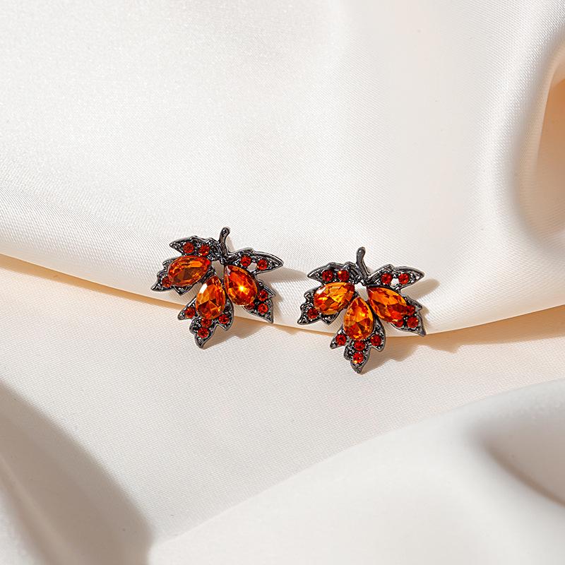 Retro Artistic Red Maple Leaf Stud Earrings with Zircon and Full Diamond Pave - Autumn/Winter Style
Retro Artistic Red Maple Leaf Stud Earrings with Zircon and Full Diamond Pave - Autumn/Winter Style