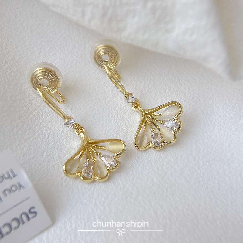 Fan-shaped zircon earrings, high-end earrings, women s niche design, new foreign gas without earholes, temperament, earclips, mosquito coil disc.
Fan-shaped zircon earrings, high-end earrings, women s niche design, new foreign gas without earholes, temperament, earclips, mosquito coil disc.