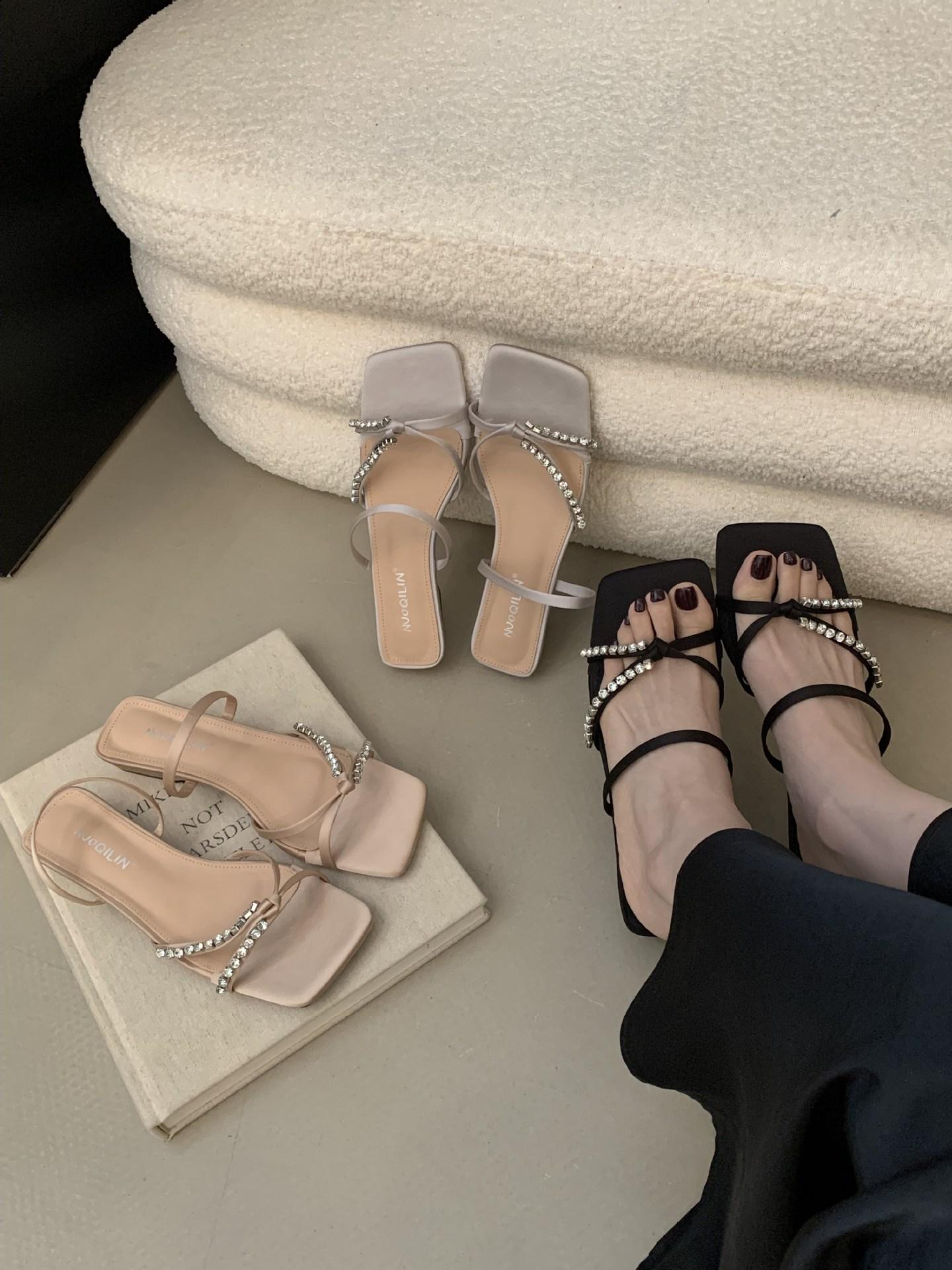 Niche design sense flat bottom low heel Roman wind water diamond cool slippers women s shoes wear 2025 new summer sandals 39 рожевий
Niche design sense flat bottom low heel Roman wind water diamond cool slippers women s shoes wear 2025 new summer sandals 39 рожевий