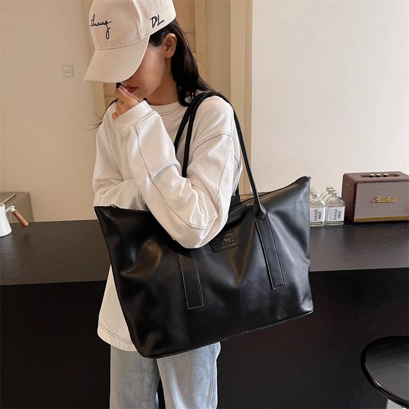 Large Capacity Nylon Monochromatic Bags For Women Sewing Line Interior Compartment Casual Shoulder Bags Premium
Large Capacity Nylon Monochromatic Bags For Women Sewing Line Interior Compartment Casual Shoulder Bags Premium