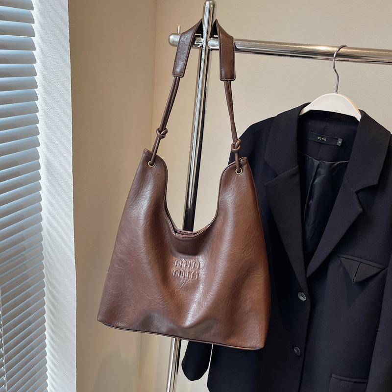 Жіноча сумка в стилі ретро, нова осіння мода 2024, універсальна сумка через плече великої місткості, жіноча сумка для приміських поїздок
Жіноча сумка в стилі ретро, нова осіння мода 2024, універсальна сумка через плече великої місткості, жіноча сумка для приміських поїздок