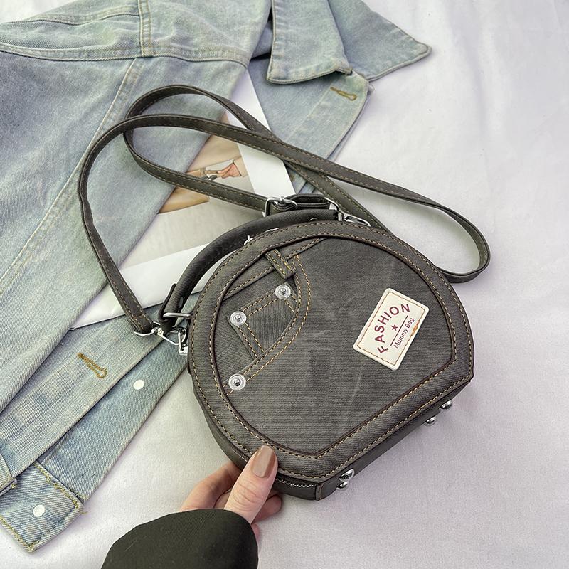 Round Handbag Retro Shoudler Bags For Women 2024 Mini Small Crossbody Bag Classic PU Handle Purse Bolsas Circular Tote Bag Mini(Max Length 20cm) темно-сірий колір
Round Handbag Retro Shoudler Bags For Women 2024 Mini Small Crossbody Bag Classic PU Handle Purse Bolsas Circular Tote Bag Mini(Max Length 20cm) темно-сірий колір