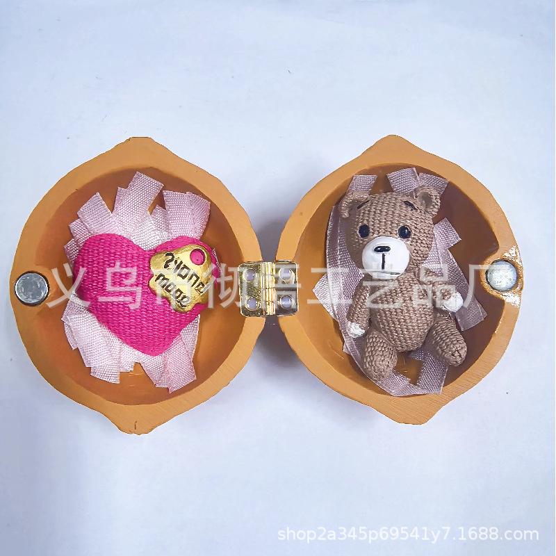 Мини Вязаный Крючком Мишка в Коробке из Скорлупы Грецкого Ореха Сувенир Сердце Любви Подарок Эмоциональной Поддержки для Подруги на День Рождения, Юбилей 7.5cm 1pcs
Мини Вязаный Крючком Мишка в Коробке из Скорлупы Грецкого Ореха Сувенир Сердце Любви Подарок Эмоциональной Поддержки для Подруги на День Рождения, Юбилей 7.5cm 1pcs