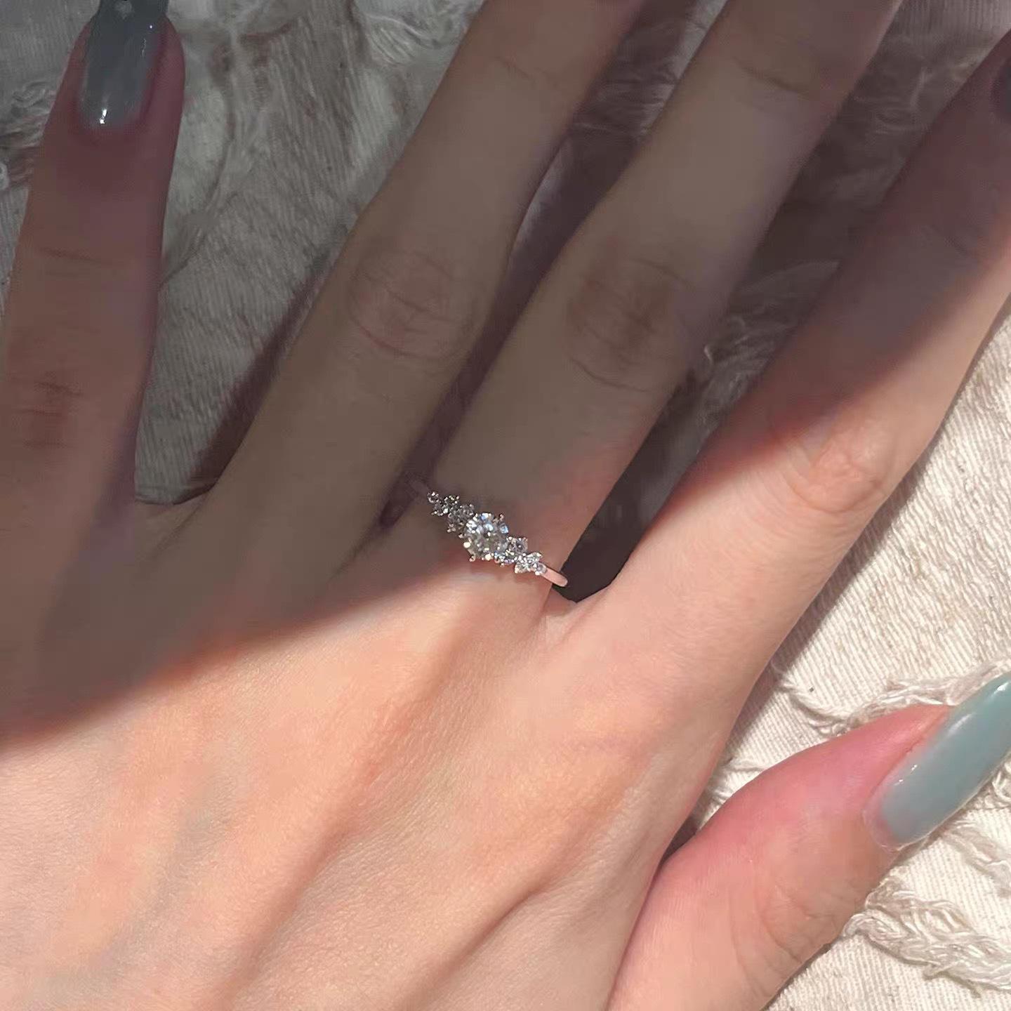 Korean Style High-Carbon Zircon Snowflake Ring - Exquisite, Sparkling, Light Luxury Design
Korean Style High-Carbon Zircon Snowflake Ring - Exquisite, Sparkling, Light Luxury Design