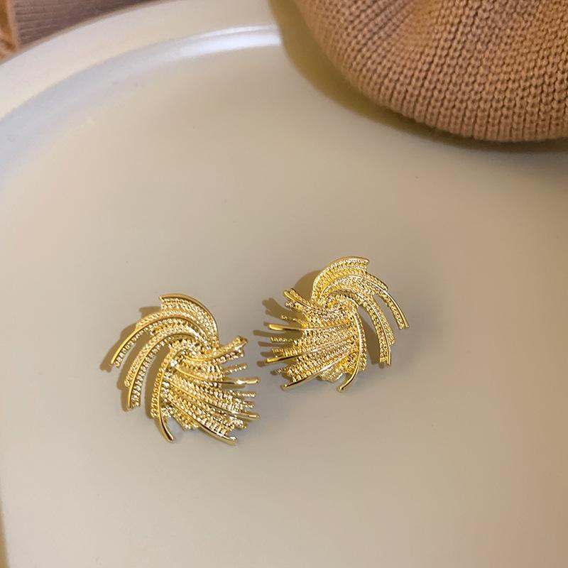 Exaggerated earrings, high-end pearl stud earrings, atmospheric fashion, new popular retro dress earrings, women s light luxury
Exaggerated earrings, high-end pearl stud earrings, atmospheric fashion, new popular retro dress earrings, women s light luxury