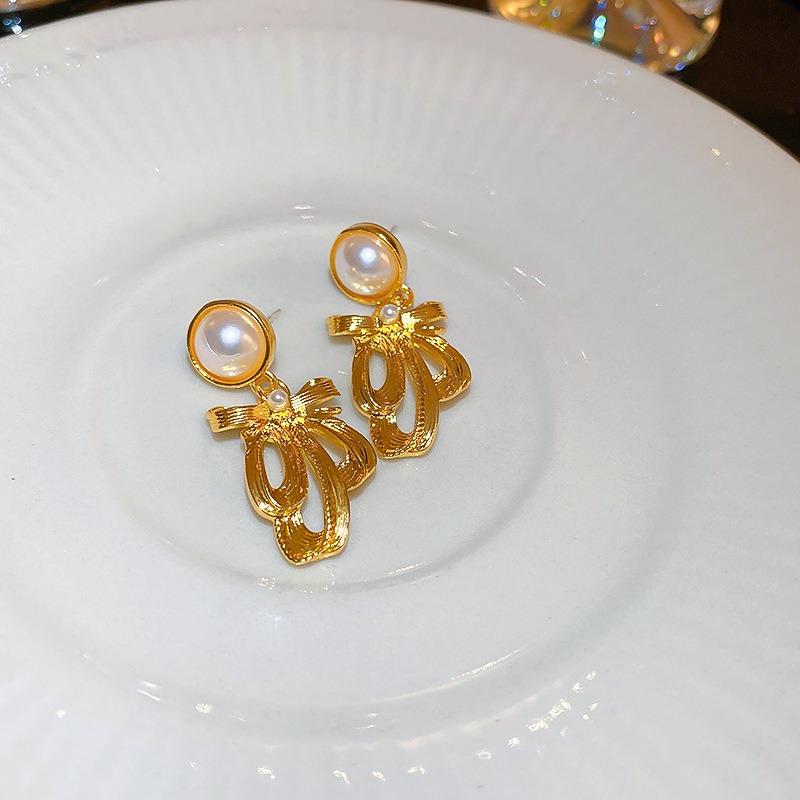 Металлические геометрические серьги с жемчугом Серебряная игла Французские ретро серьги для личности Придворный темперамент Серьги-пусеты
Металлические геометрические серьги с жемчугом Серебряная игла Французские ретро серьги для личности Придворный темперамент Серьги-пусеты