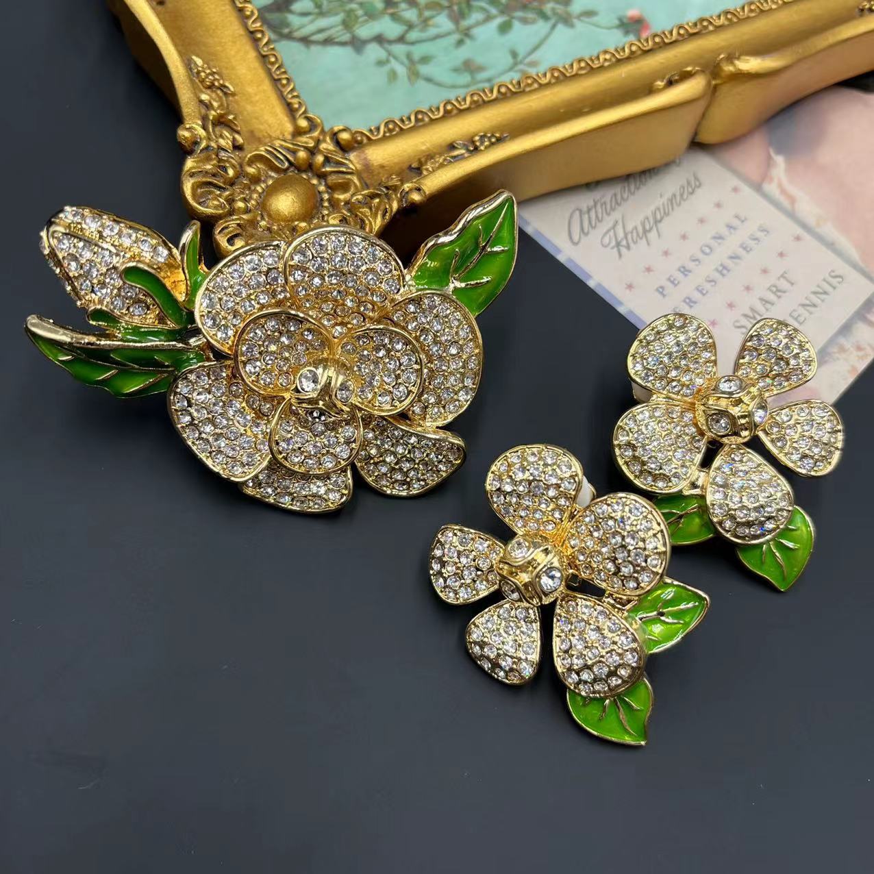 Women Men Vintage Middle Design Flower Full Crystal Brooches Badges Classic Retro Floral Rhinestone Party Banquet Pins
Women Men Vintage Middle Design Flower Full Crystal Brooches Badges Classic Retro Floral Rhinestone Party Banquet Pins