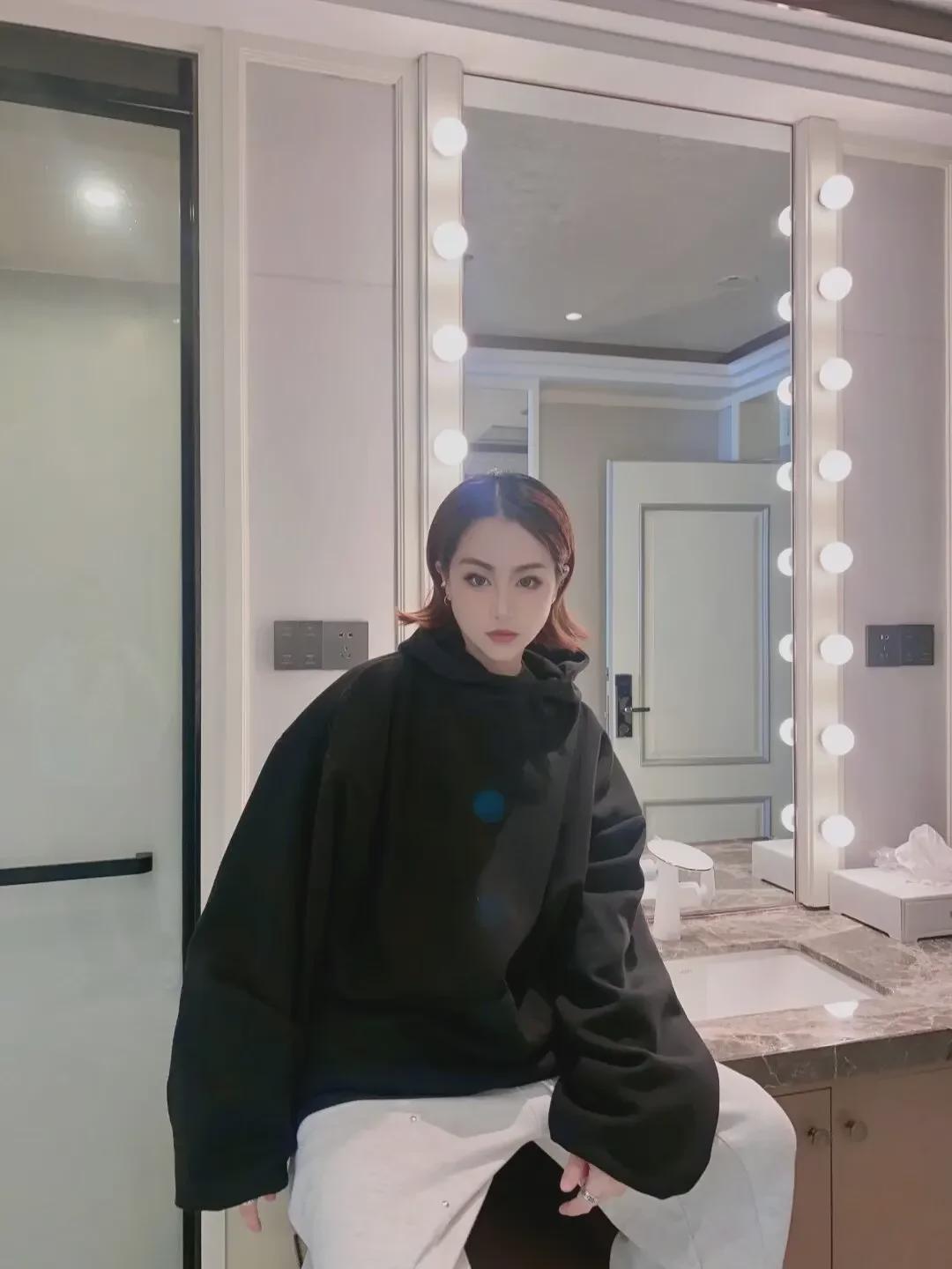 Вінтажний американський сірий чоловічий світшот-пуловер із напіввисоким коміром і дизайном піджака з капюшоном 2XL чорний
Вінтажний американський сірий чоловічий світшот-пуловер із напіввисоким коміром і дизайном піджака з капюшоном 2XL чорний