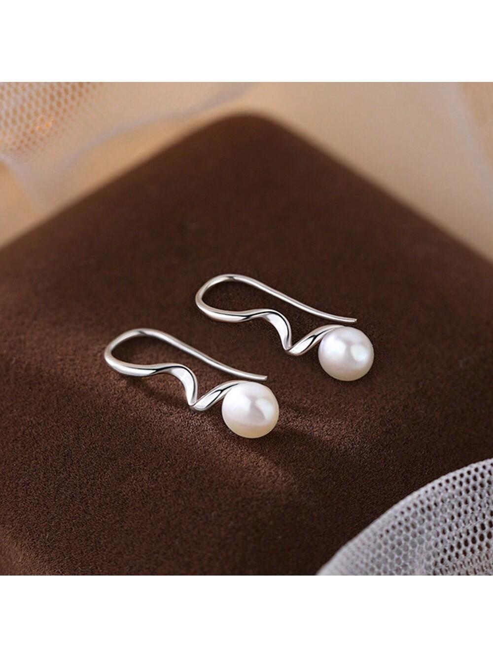 Fangxing spiral ear hook female earrings niche design light luxury cold wind ear accessories
Fangxing spiral ear hook female earrings niche design light luxury cold wind ear accessories