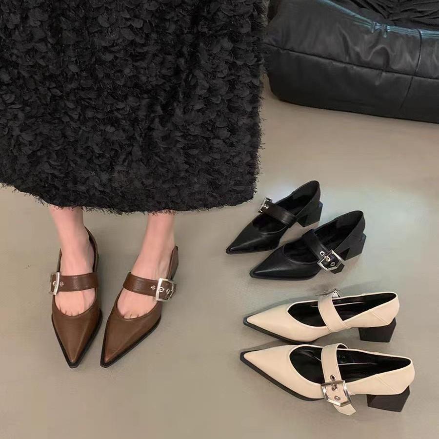 Retro pointed Mary Jane small leather shoes women s spring and autumn new thick heel medium heel love single shoes 40
Retro pointed Mary Jane small leather shoes women s spring and autumn new thick heel medium heel love single shoes 40