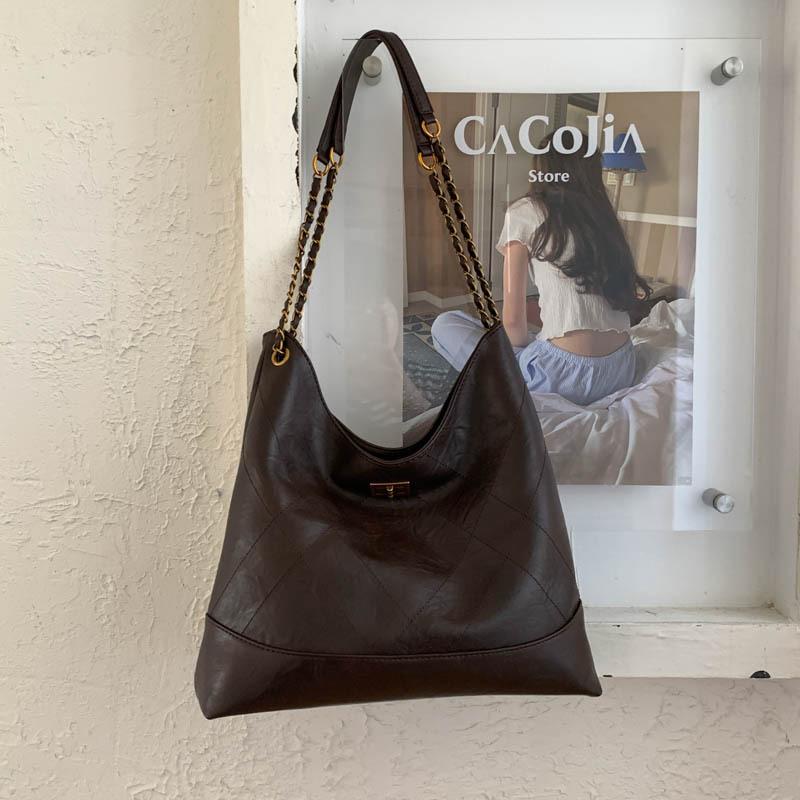 Niche retro rhombus matte underarm bag women s 2025 autumn simple high-value chain commuter shoulder bag bag
Niche retro rhombus matte underarm bag women s 2025 autumn simple high-value chain commuter shoulder bag bag