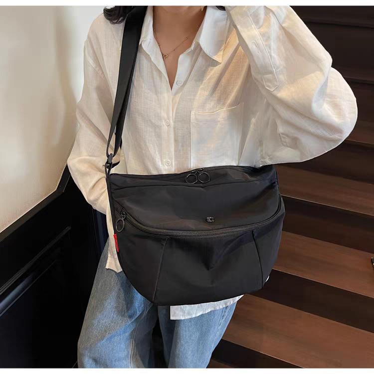 Japanese Casual Saddle Bag Women s Simple All-matching Nylon Crossbody Outdoor Riding Dumpling Chest 32x13x26 чорний
Japanese Casual Saddle Bag Women s Simple All-matching Nylon Crossbody Outdoor Riding Dumpling Chest 32x13x26 чорний