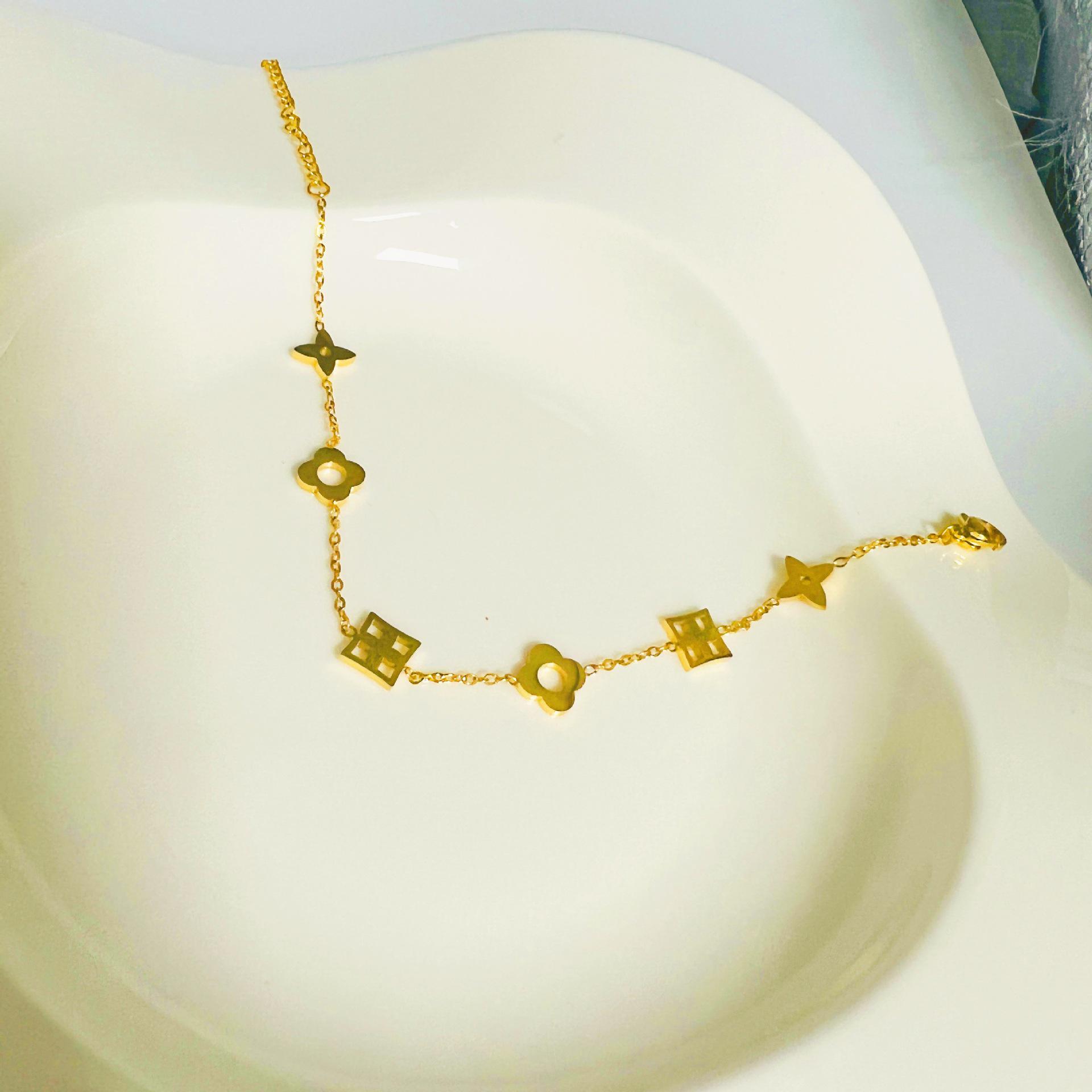 Стильный полый браслет из титановой стали в виде четырехлистного клевера – Уникальный дизайн
Стильный полый браслет из титановой стали в виде четырехлистного клевера – Уникальный дизайн