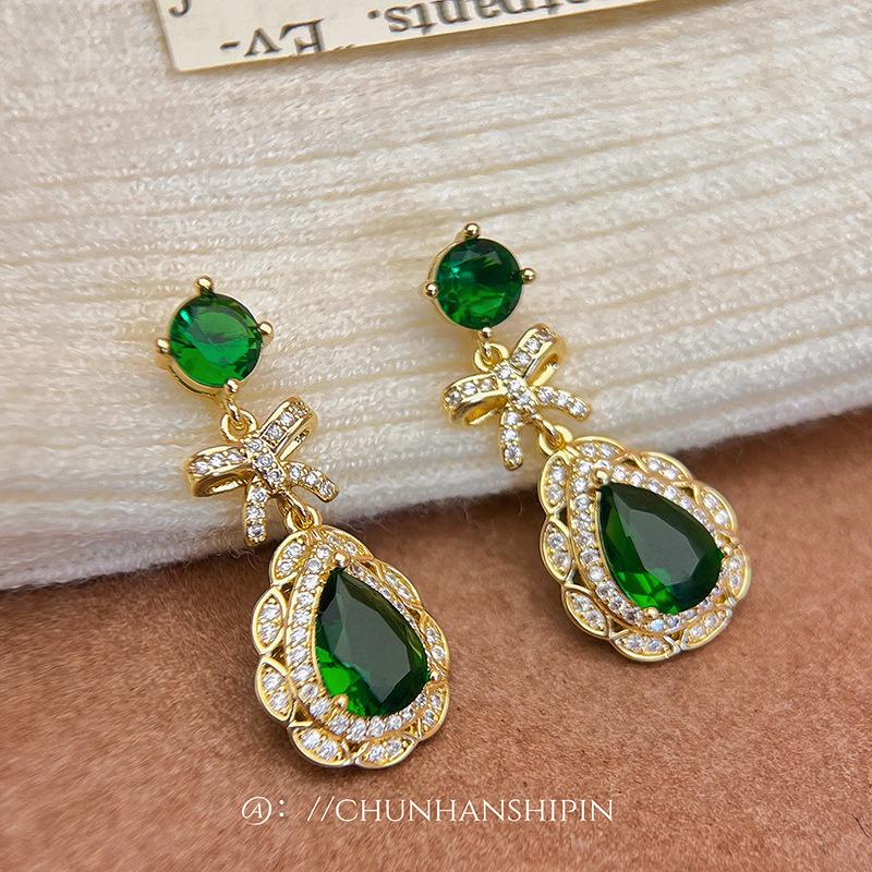 Emerald retro mosquito coil disc ear clips elegant temperament stud earrings French high-end romantic light luxury niche earrings women
Emerald retro mosquito coil disc ear clips elegant temperament stud earrings French high-end romantic light luxury niche earrings women