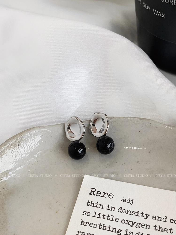 Simple personality versatile stud earrings women s new autumn and winter earrings niche high-end earrings unique temperament earrings
Simple personality versatile stud earrings women s new autumn and winter earrings niche high-end earrings unique temperament earrings