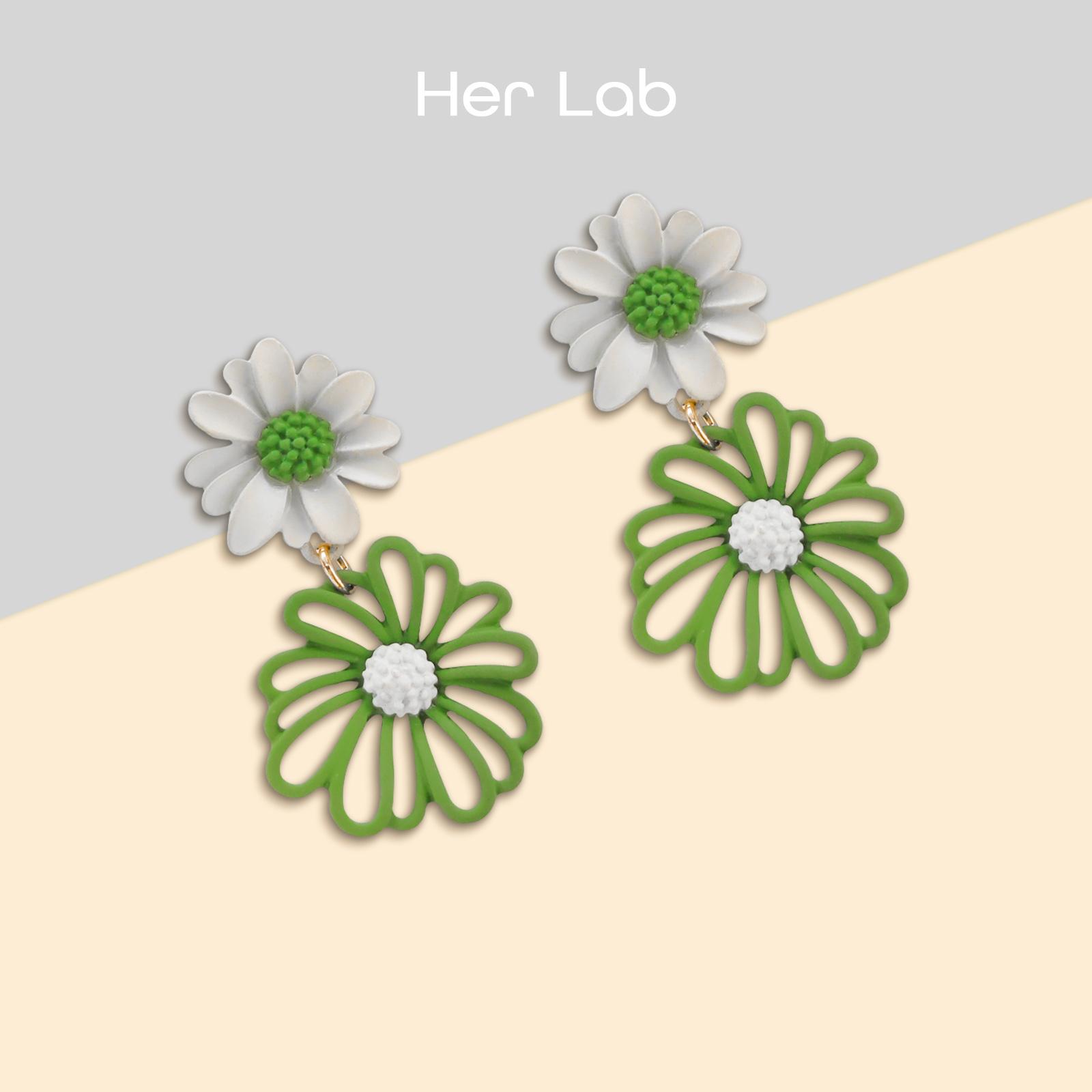 Her Lab | sweet Daisy earrings | green cutout stud | elegant floral accessories | jewelry box set
Her Lab | sweet Daisy earrings | green cutout stud | elegant floral accessories | jewelry box set