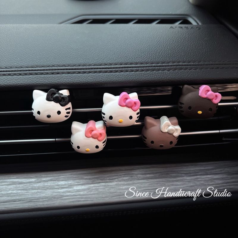 Cute Kt Hello Kitty Car Interior Decoration Cartoon Car Air Vent Ornament Handmade Plaster Aroma Diffuser Stone Five Kt Cats and 3 Bottles of Essential Oils
Cute Kt Hello Kitty Car Interior Decoration Cartoon Car Air Vent Ornament Handmade Plaster Aroma Diffuser Stone Five Kt Cats and 3 Bottles of Essential Oils