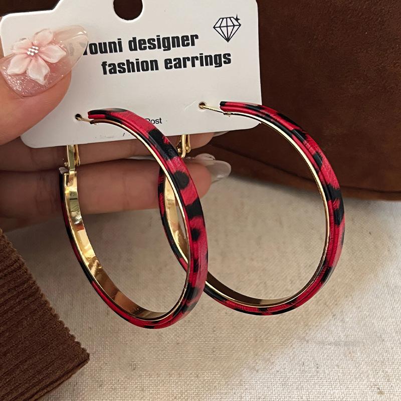 Leopard print leather earrings women s European and American niche personality design earrings temperament earrings light luxury
Leopard print leather earrings women s European and American niche personality design earrings temperament earrings light luxury