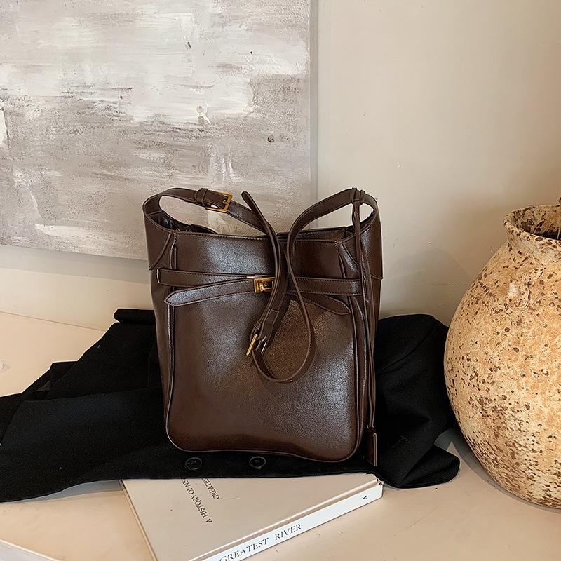 Новая нишевая популярная сумка-ведро с замком на поясе, трендовая женская сумка через плечо, модная
Новая нишевая популярная сумка-ведро с замком на поясе, трендовая женская сумка через плечо, модная