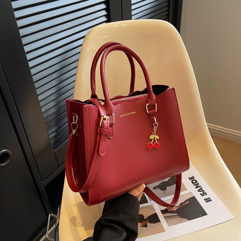 Red wedding bag women s new portable bridal bag texture mother bag versatile shoulder messenger bag foreign style красный
Red wedding bag women s new portable bridal bag texture mother bag versatile shoulder messenger bag foreign style красный