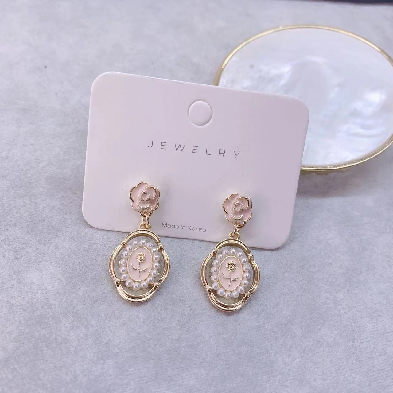 S925 Silver Needle Mori French Retro Pearl Rose Earrings Light Luxury Geometric Drip Oil Hollow Earrings White k silver
S925 Silver Needle Mori French Retro Pearl Rose Earrings Light Luxury Geometric Drip Oil Hollow Earrings White k silver