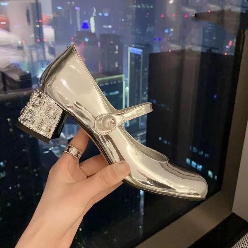Туфли женские Xiaoxiangfeng из лакированной кожи на толстом каблуке с пряжкой из одного слова Mary Jane, весна 2025, новые туфли на высоком каблуке из стразов и жемчуга 36
Туфли женские Xiaoxiangfeng из лакированной кожи на толстом каблуке с пряжкой из одного слова Mary Jane, весна 2025, новые туфли на высоком каблуке из стразов и жемчуга 36