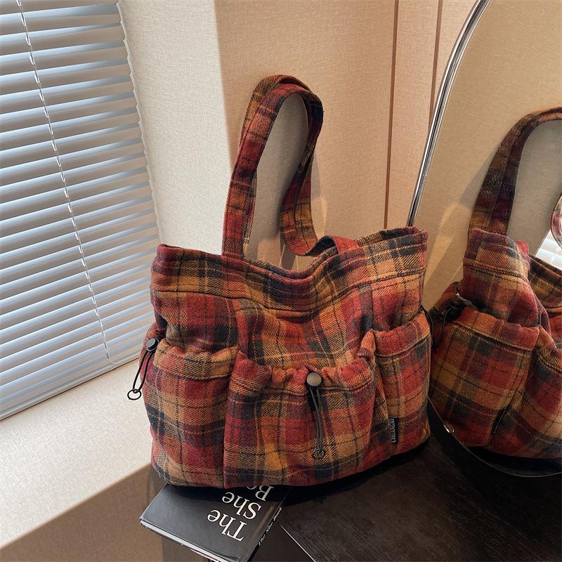 Large Capacity Vintage Tote Bag Plaid Shoulder Bag Versatile Casual Underarm Handbag Student Class красный
Large Capacity Vintage Tote Bag Plaid Shoulder Bag Versatile Casual Underarm Handbag Student Class красный