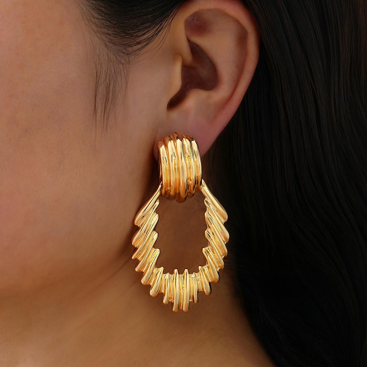 Vintage Gold Color Pendant Hoop Earrings For Women Exaggerated Temperament High Quality Ear Clip Earrings New Trendy Party Gifts
Vintage Gold Color Pendant Hoop Earrings For Women Exaggerated Temperament High Quality Ear Clip Earrings New Trendy Party Gifts