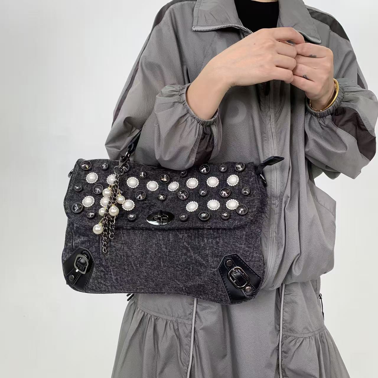 Ladies Fashionable Diamond Embellished Light Luxury Elegant Shoulder Bag, Retro Vintage Chain Decoration Crossbody Bag чёрный
Ladies Fashionable Diamond Embellished Light Luxury Elegant Shoulder Bag, Retro Vintage Chain Decoration Crossbody Bag чёрный