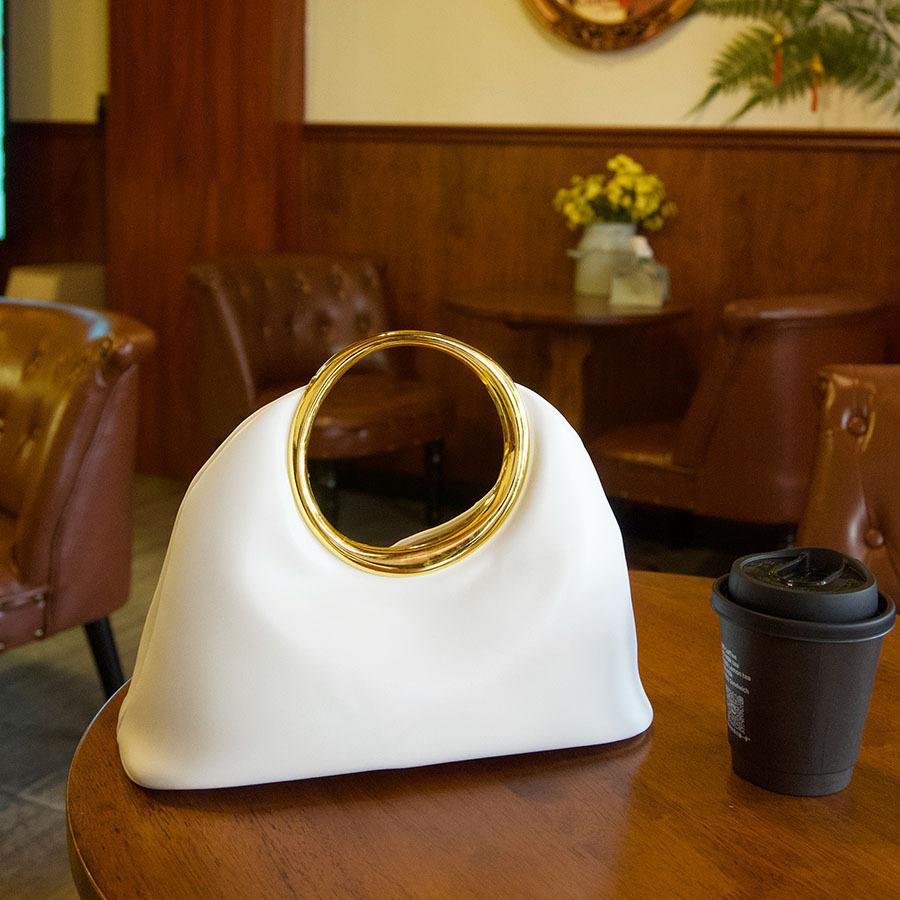 Retro niche design French elegant handheld women s bag metal ring high-end soft tote bag
Retro niche design French elegant handheld women s bag metal ring high-end soft tote bag
