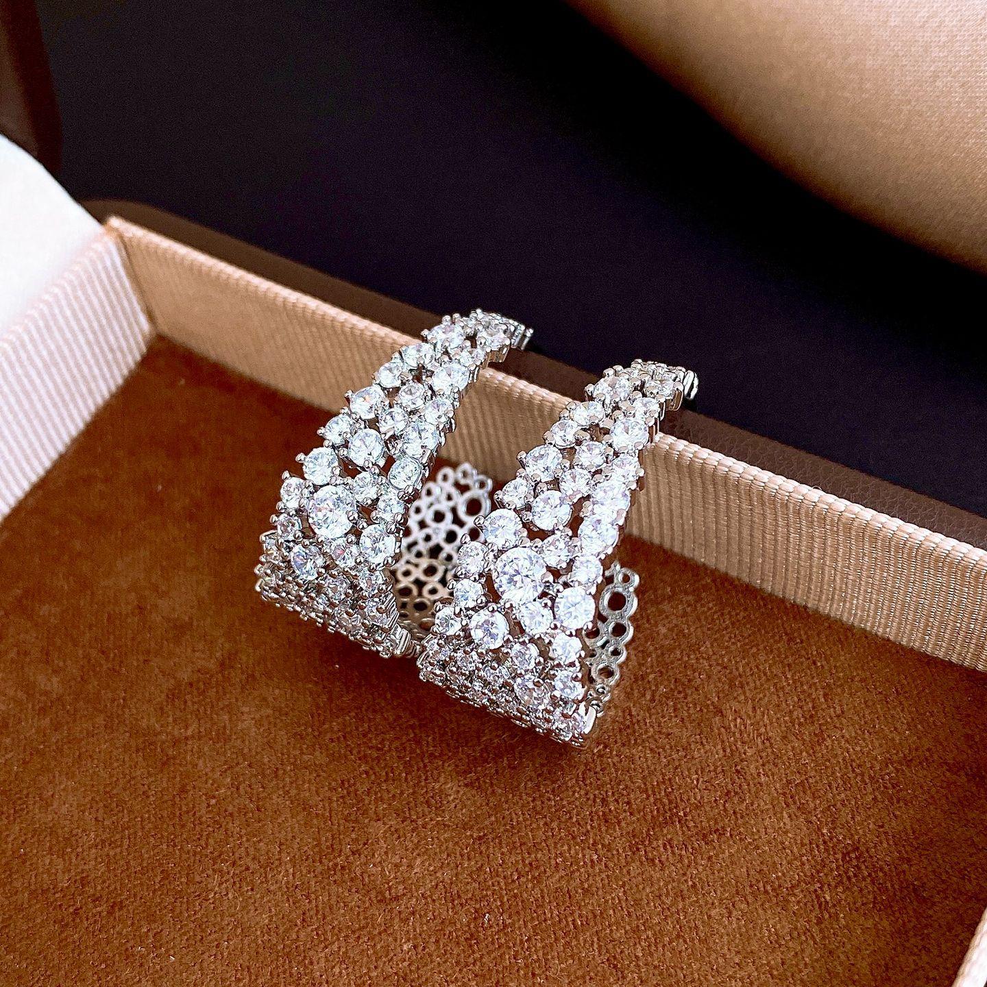 18k real gold zircon hollow U-shaped stud earrings, fashionable and exquisite temperament earrings.
18k real gold zircon hollow U-shaped stud earrings, fashionable and exquisite temperament earrings.