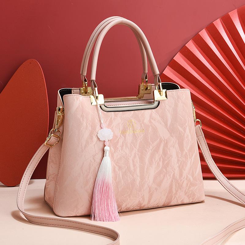 Fashion single shoulder elegant temperament handbag 2025 new casual national style new Chinese large-capacity women s bag looks good чорний
Fashion single shoulder elegant temperament handbag 2025 new casual national style new Chinese large-capacity women s bag looks good чорний