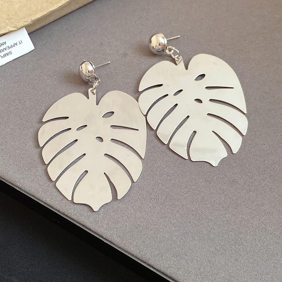 European and American silver needle metal leaf pendant earrings retro fashion simple earrings light luxury high-end earrings women
European and American silver needle metal leaf pendant earrings retro fashion simple earrings light luxury high-end earrings women