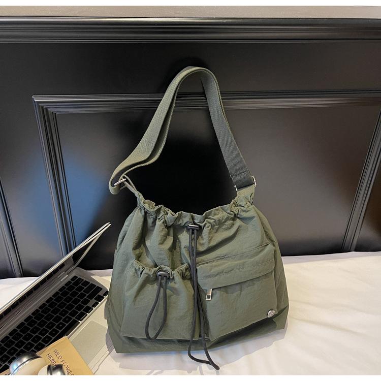 Canvas women s bag large capacity 2025 new rookie versatile drawstring shoulder crossbody bag high-end commuter tote bag зелений
Canvas women s bag large capacity 2025 new rookie versatile drawstring shoulder crossbody bag high-end commuter tote bag зелений