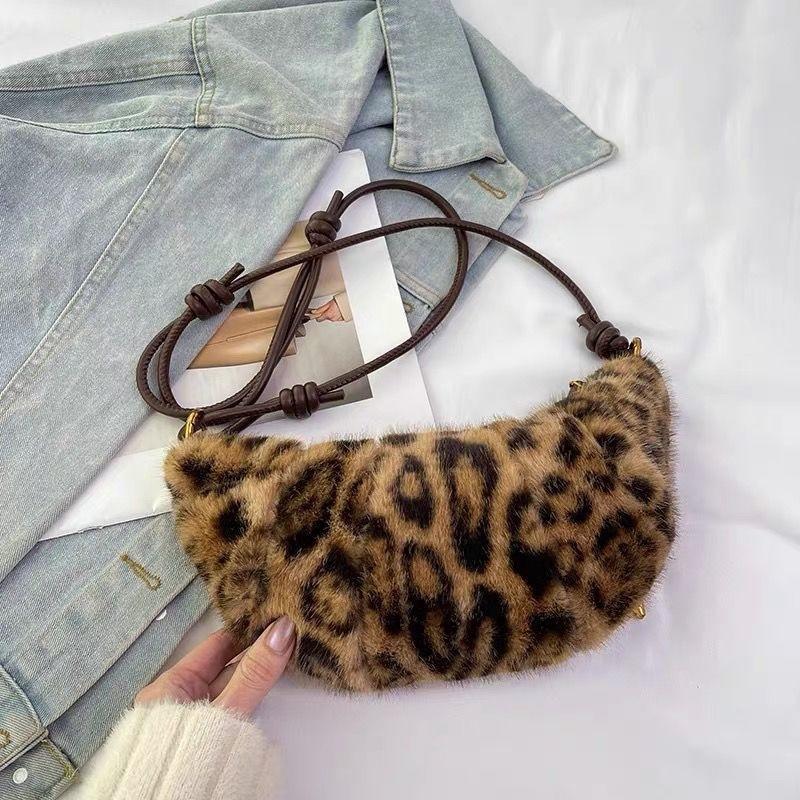 Fashion niche leopard print bag women s new retro dumpling messenger bag horn fluff shoulder K
Fashion niche leopard print bag women s new retro dumpling messenger bag horn fluff shoulder K