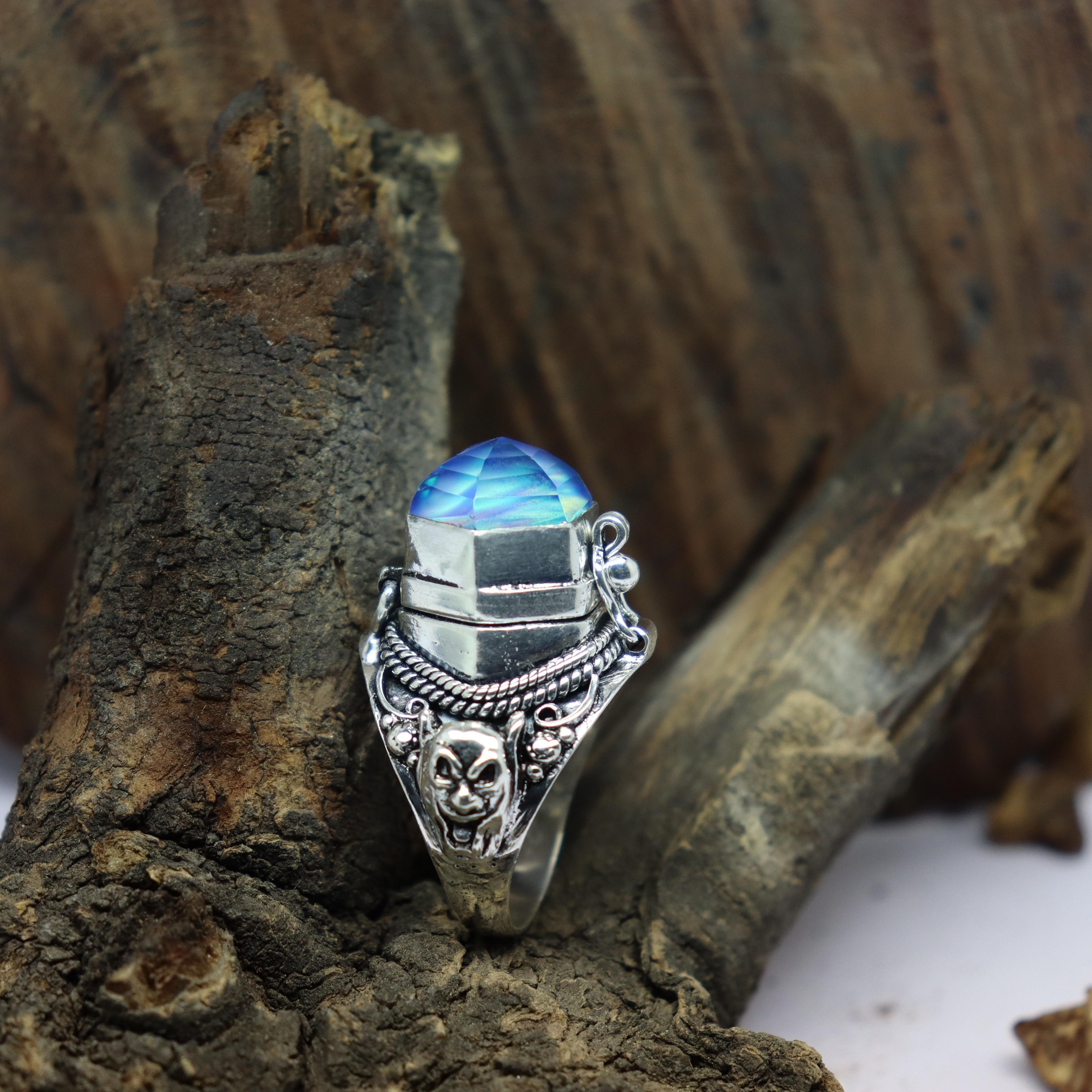 Devil king Aurora opal Poison Ring , Silver plated poison, June birthstone Medicine ring, Handmade secret Pillbox Christmas day gift 4 срібний
Devil king Aurora opal Poison Ring , Silver plated poison, June birthstone Medicine ring, Handmade secret Pillbox Christmas day gift 4 срібний