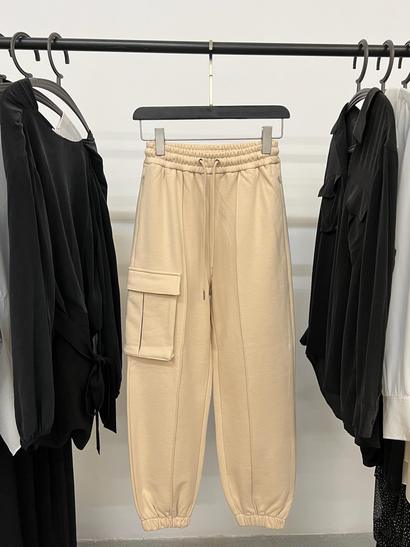 Water-Resistant Fleece-Lined Tapered Knit Sports Pants with Elastic Waistband, Drawstring, and Large Side Pockets XS бежевий
Water-Resistant Fleece-Lined Tapered Knit Sports Pants with Elastic Waistband, Drawstring, and Large Side Pockets XS бежевий