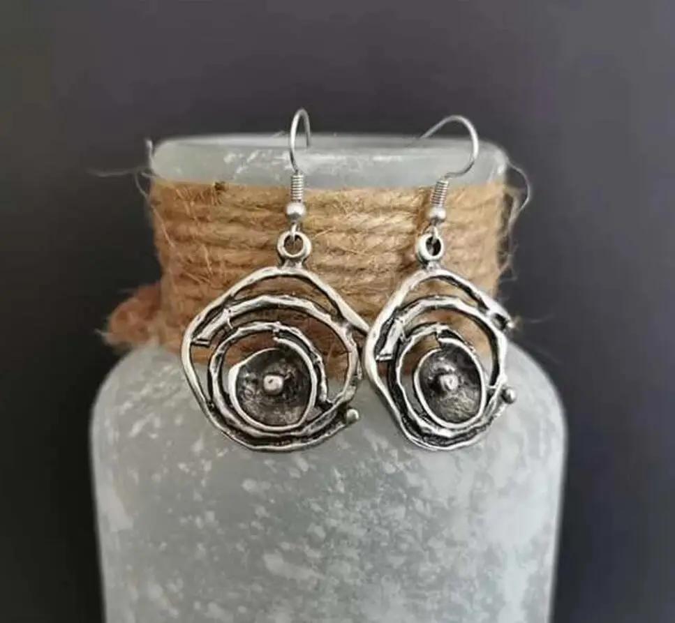 Новые винтажные женские этнические серьги-крючки с винтажной геометрией, длинные, треугольные, металлические, спиральные, женские ювелирные аксессуары
Новые винтажные женские этнические серьги-крючки с винтажной геометрией, длинные, треугольные, металлические, спиральные, женские ювелирные аксессуары