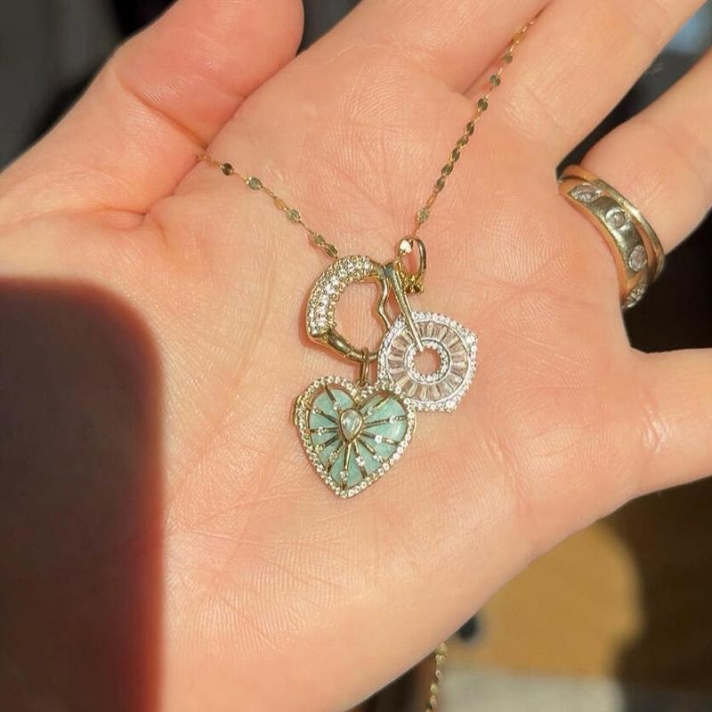 Zircon love round sunflower pendant necklace niche temperament versatile collarbone chain light luxury high-end jewelry women
Zircon love round sunflower pendant necklace niche temperament versatile collarbone chain light luxury high-end jewelry women