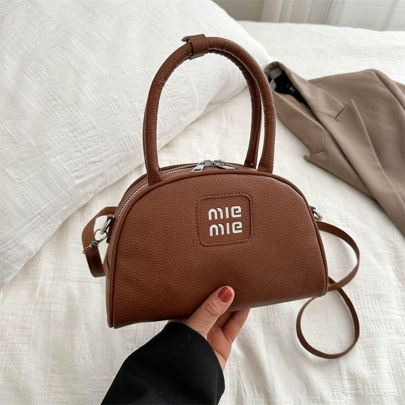 Autumn and winter high-end fashion bag women s 2025 retro portable new shoulder messenger bag versatile bowling shell bag светло-коричневого
Autumn and winter high-end fashion bag women s 2025 retro portable new shoulder messenger bag versatile bowling shell bag светло-коричневого