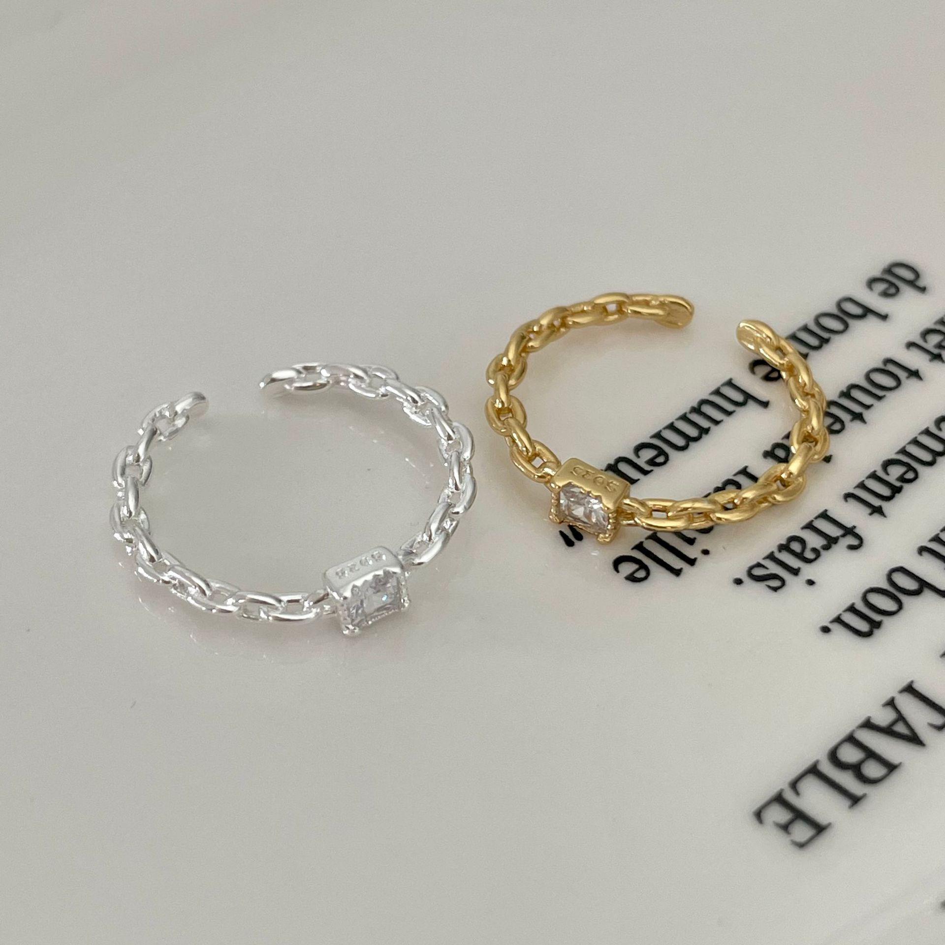 Срібне кільце з покриттям 18K золотом, геометричне, квадратне, з діамантом, мінімалістичне, відкрите, для жінок Sugar Cube Ring - Platinum
Срібне кільце з покриттям 18K золотом, геометричне, квадратне, з діамантом, мінімалістичне, відкрите, для жінок Sugar Cube Ring - Platinum