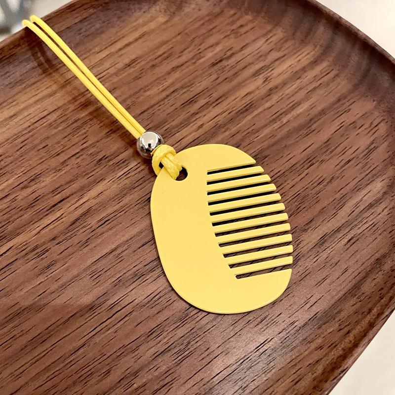 Metal spray paint flat round comb pendant necklace light luxury niche design high sense temperament versatile exquisite necklace
Metal spray paint flat round comb pendant necklace light luxury niche design high sense temperament versatile exquisite necklace